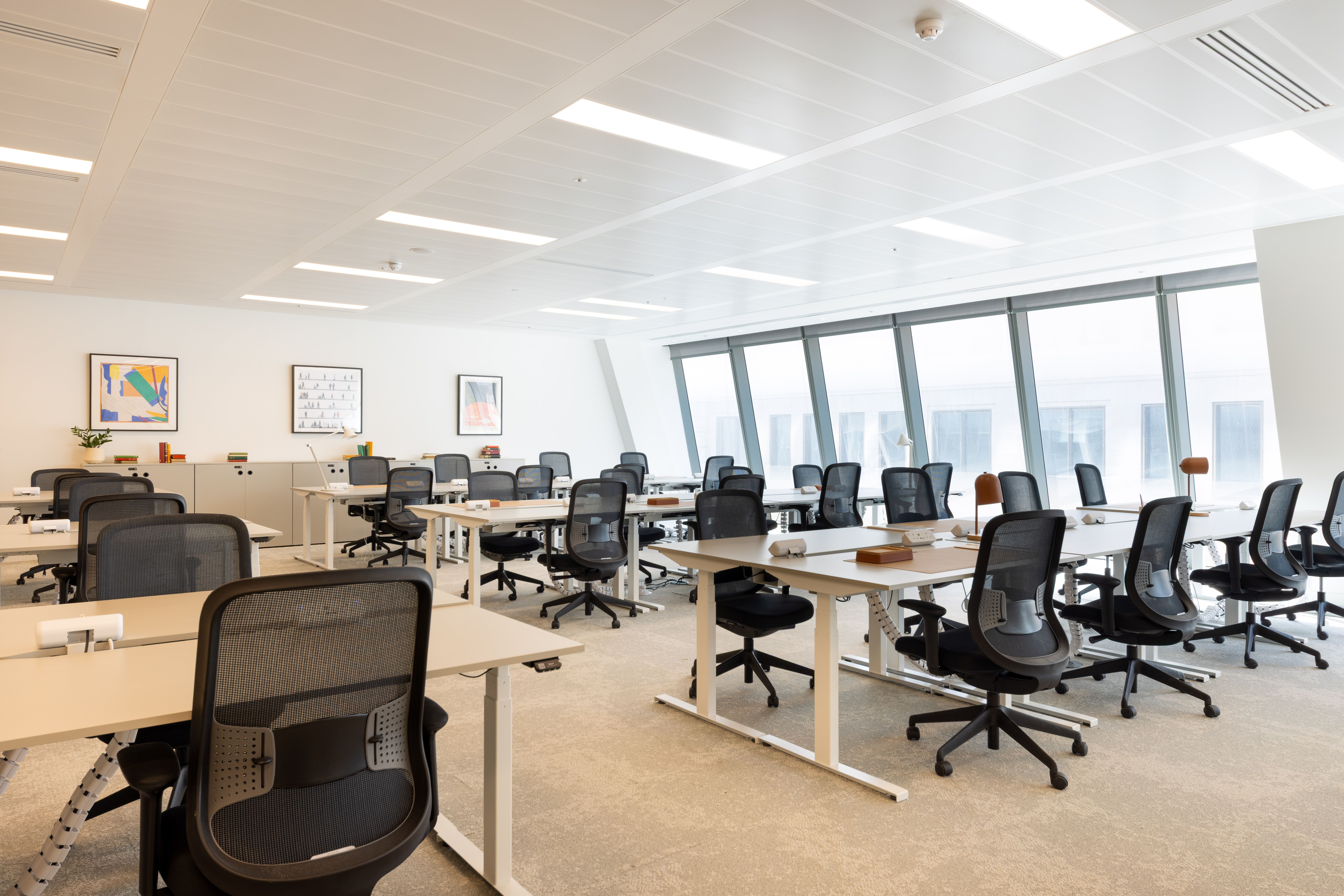 Spaceious office area for collaboration and concentration