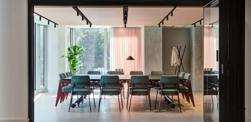Spacious, light-filled meeting room