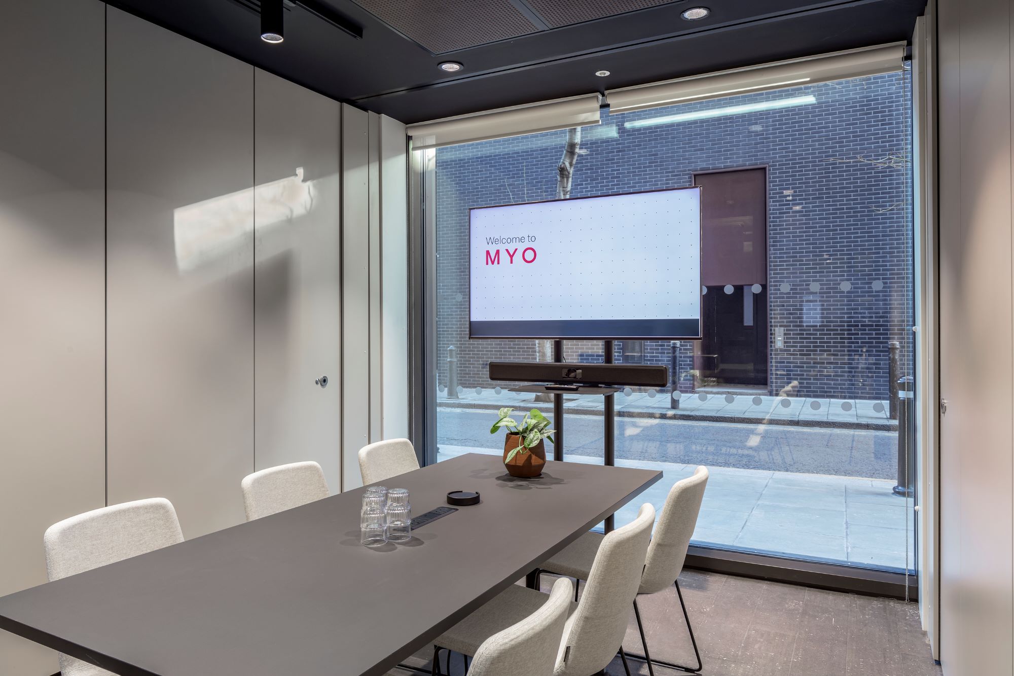 Meeting room for up to six people 