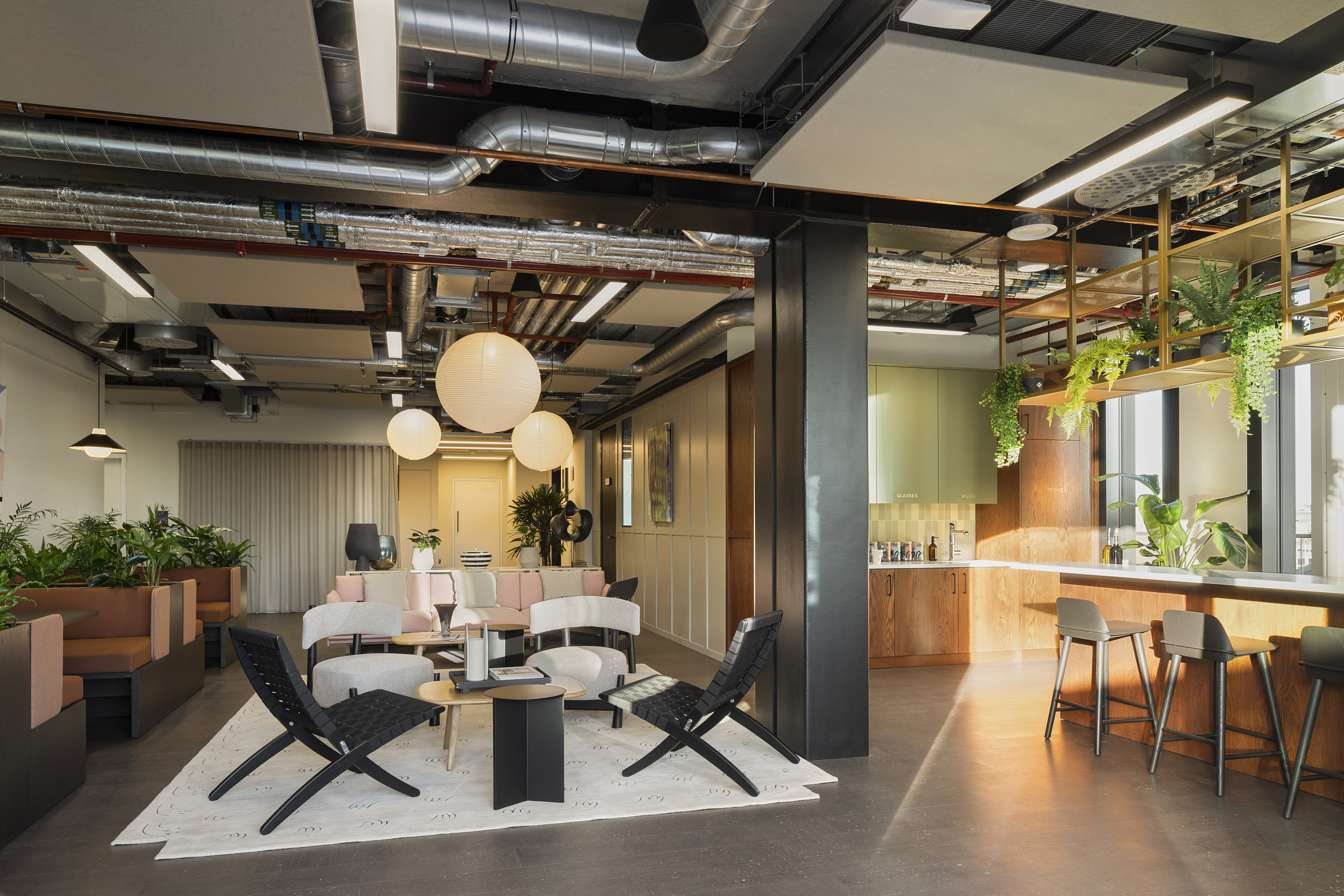 Comfortable breakout lounge at MYO Bankside featuring soft seating, booth areas and integrated planting.