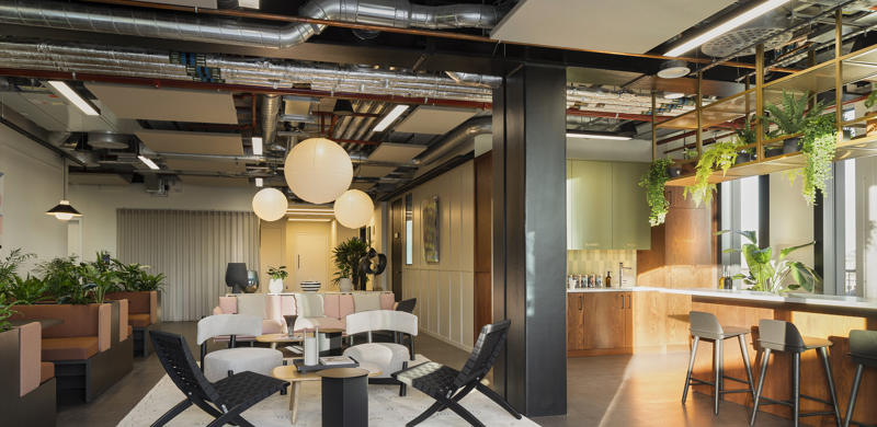 Comfortable breakout lounge at MYO Bankside featuring soft seating, booth areas and integrated planting.